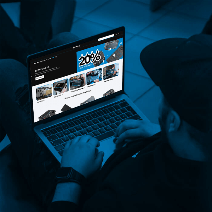 Mann bestellt im Onlineshop von ective.de