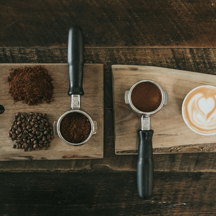 Tisch mit Kaffebohnen, Kaffeetasse, Bajonett